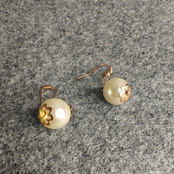 Pearl Floral Earrings Women’s Medium Gold Hook White Bead Vintage Chic - Picture 1 of 2